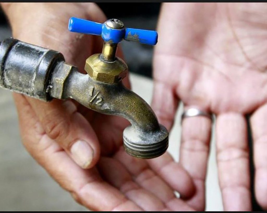En plena pandemia, vecinos de Los Hornos llevan 10 días sin agua